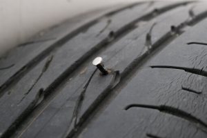 車のタイヤが落ちた釘でパンクする確率や刺さる頻度はどれくらい イタズラとかで運が悪いだけ それがちょっと知りたい