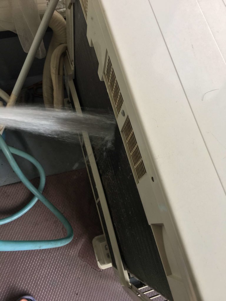 エアコン室外機に水かけると故障する・しない？フィンの水洗い方法についても それがちょっと知りたい！